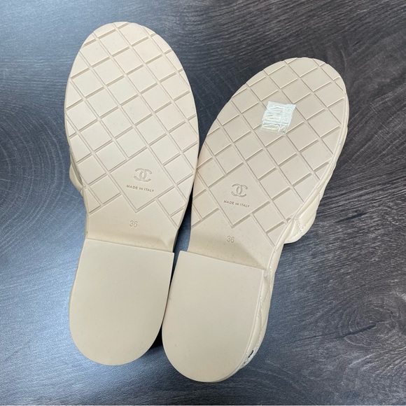 Chanel 2023 Interlocking CC Logo Beige Lambskin Leather Mule Slip On Sandals - Picture 2 of 8